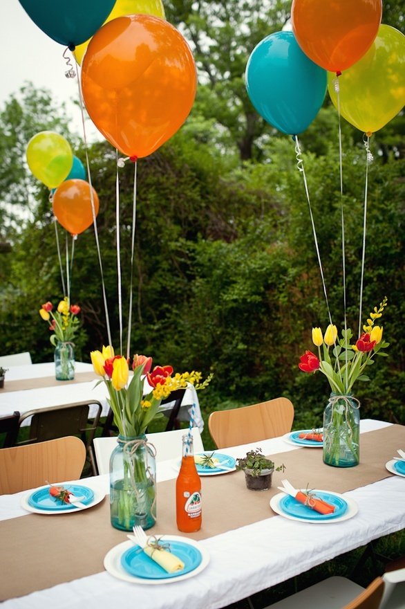 bright party table with balloon centrepiece